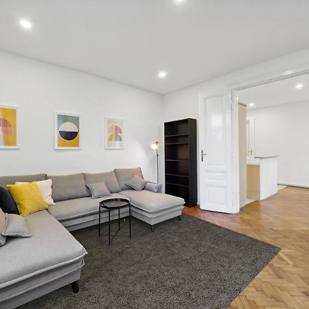 Big Spacious Central Apartment In Wina Bagian luar foto