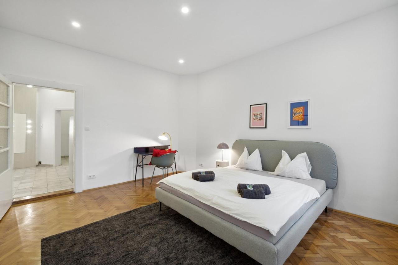 Big Spacious Central Apartment In Wina Bagian luar foto