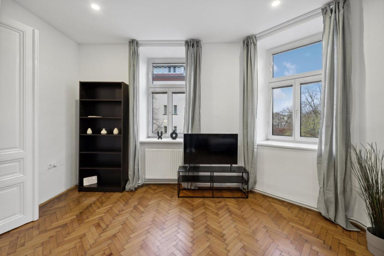 Big Spacious Central Apartment In Wina Bagian luar foto