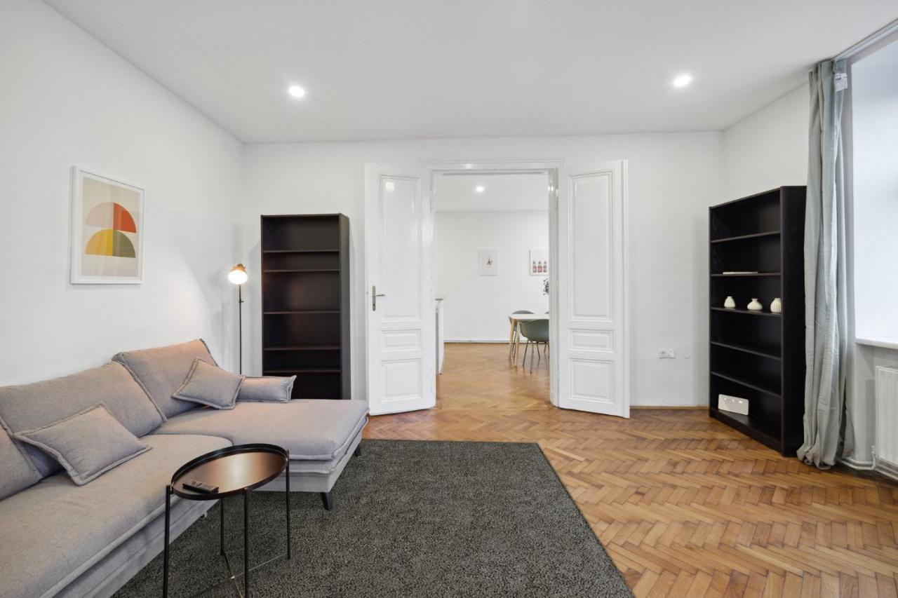 Big Spacious Central Apartment In Wina Bagian luar foto