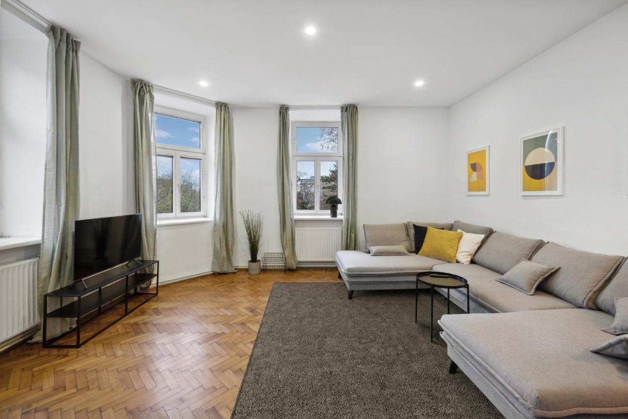 Big Spacious Central Apartment In Wina Bagian luar foto